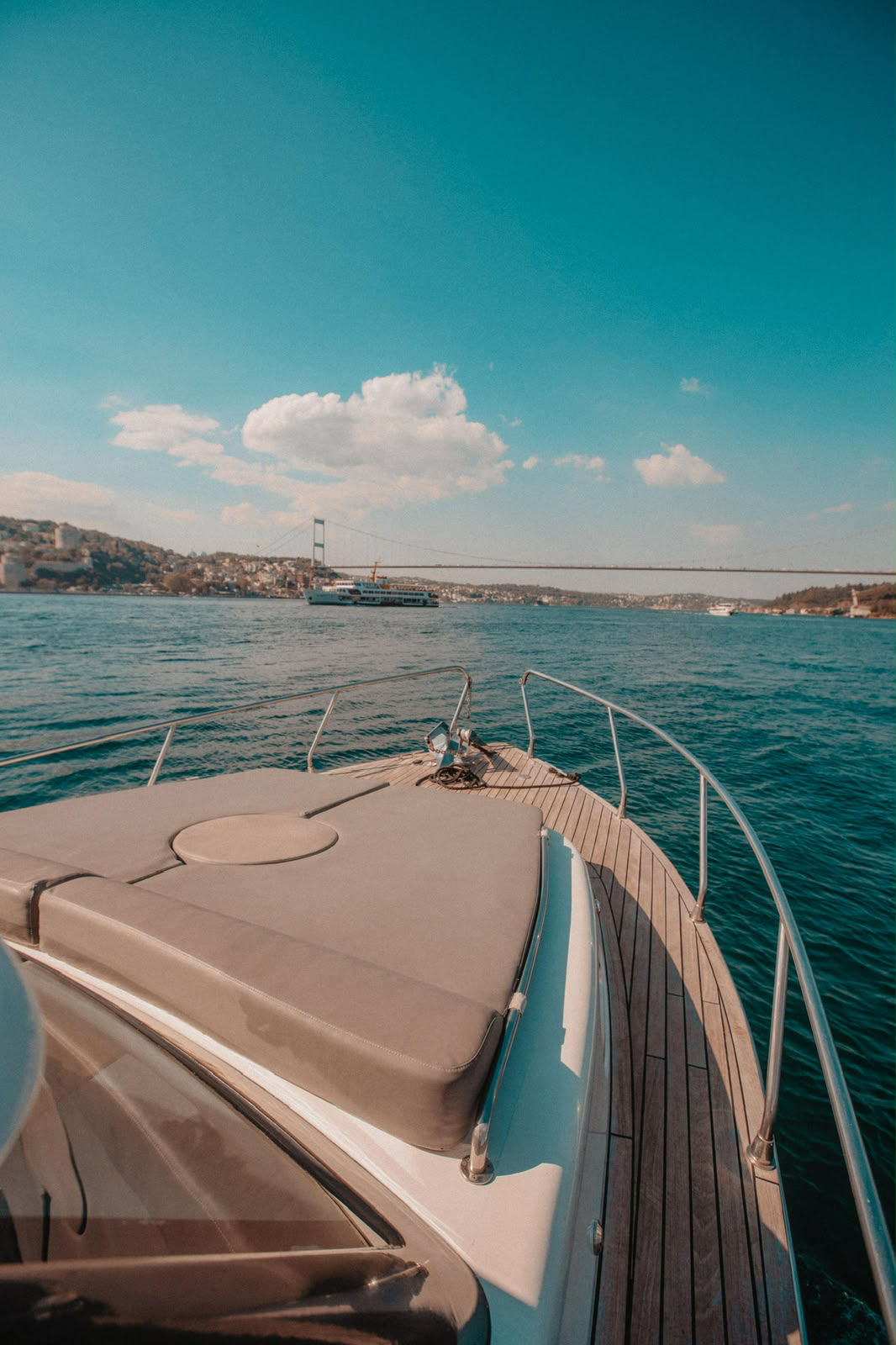 SENA 2'nin baş güvertesinden Boğaz Köprüsü manzarası