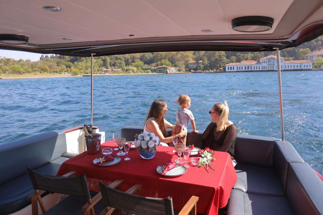 Gündüz teknede aile yemeği keyfi