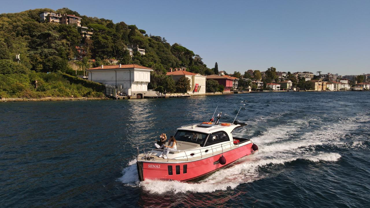 Boğaz kıyısında seyreden SENA 2