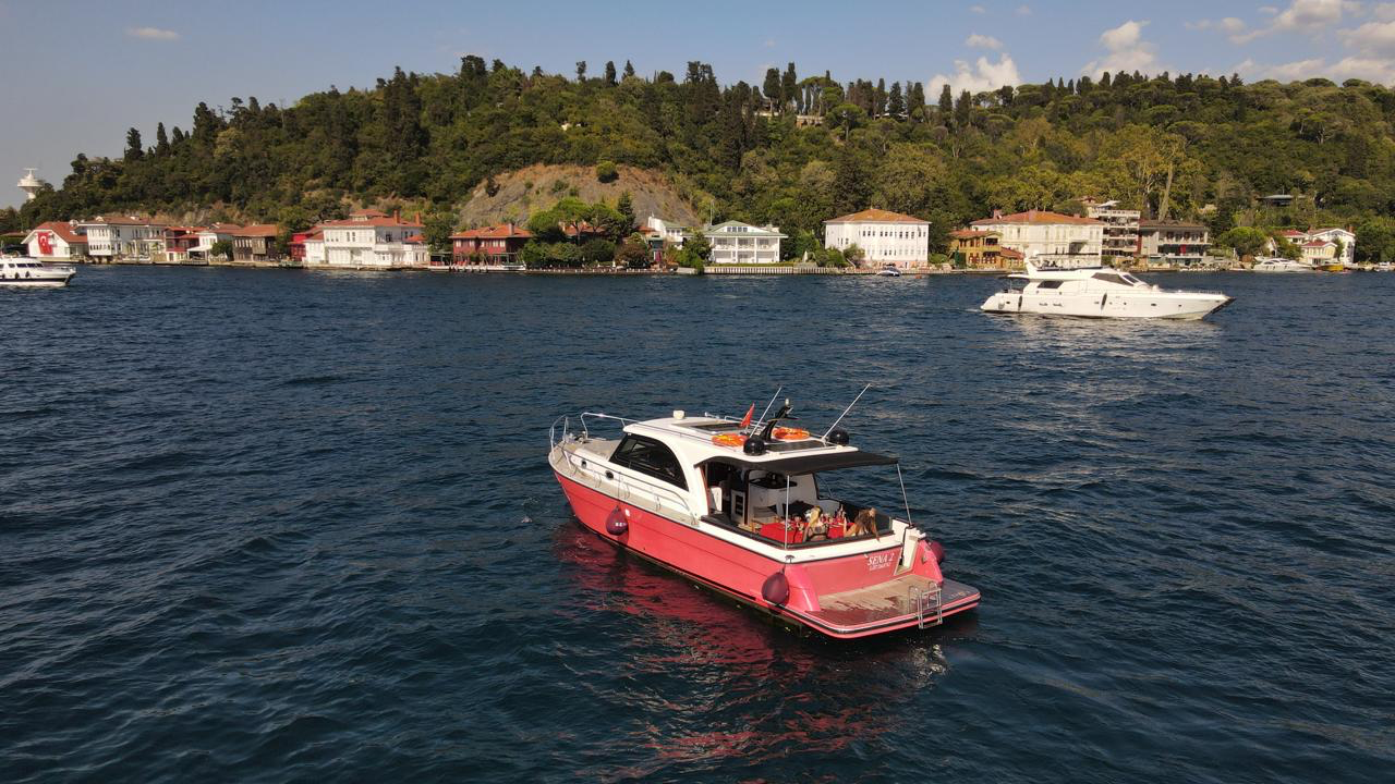 Boğaz'da yalılar önünde seyreden SENA 2